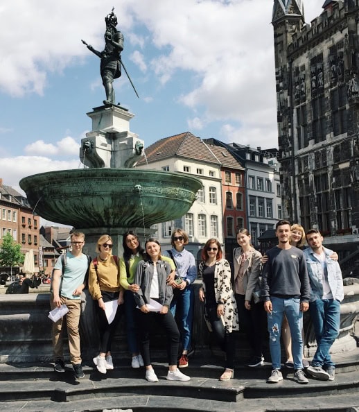 Sprachschüler Sommer 2019 am Karlsbrunnen auf dem Marktplatz in Aachen